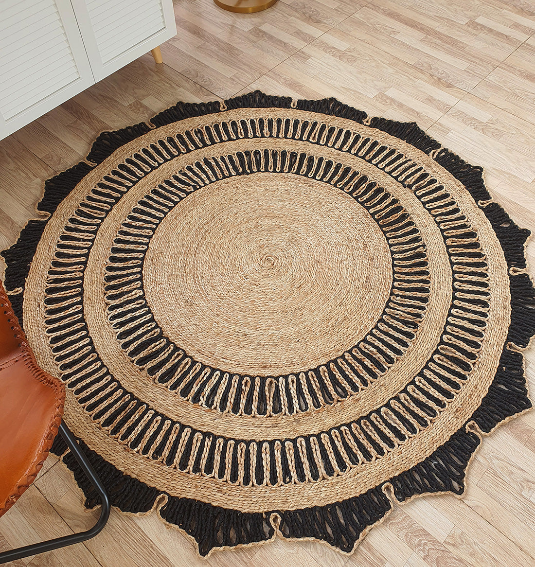 Natural & Black Handcrafted Jute Round Rug
