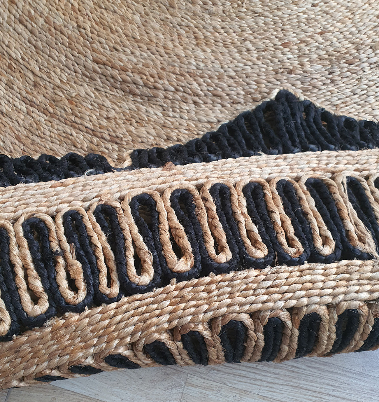 Natural & Black Handcrafted Jute Round Rug