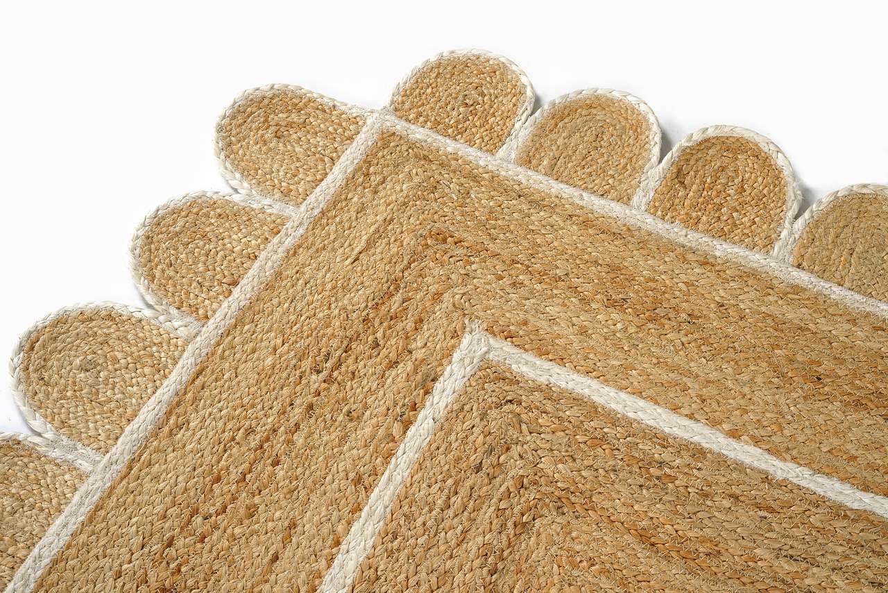 Scalloped Edge Jute Rug – Natural Base with Off-White & Black